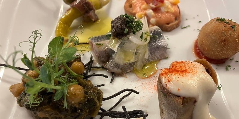 タパス・ピンチョスの盛り合わせセット＋ワンドリンク付き（ディナー限定）