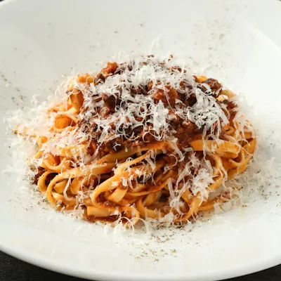 オリーブ薫る旬のパスタ・最高級の生ハム