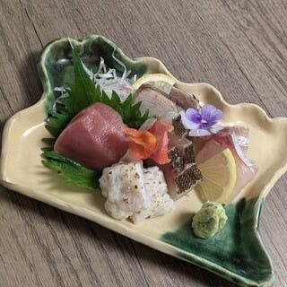 旬の鮮魚を堪能できるお刺身盛り合わせ