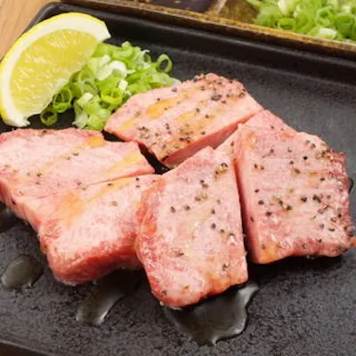 まずは、『牛タン』を自家製の調味料とご一緒に