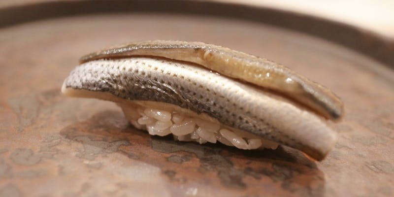 【おまかせコース】つまみ5品、おまかせ握り8貫｜大将の手仕事を銘酒と共に