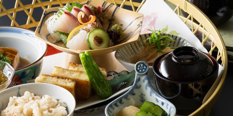 【長崎卓袱御膳】季節の先付け・近海産お造り二種盛り・長崎名物豚の角煮・季節の酢の物など全9品