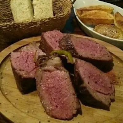 本場パリの空気感を再現。薪の香りを纏った赤身肉