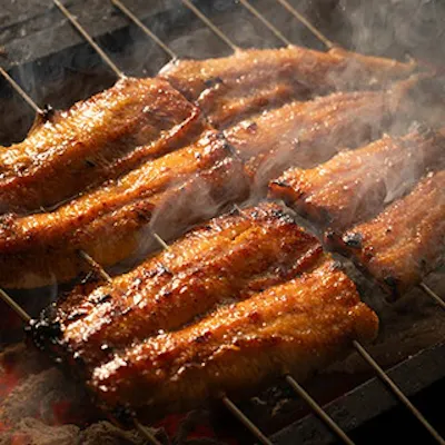 活鰻を蒸さずに炭火で焼き上げる関西地焼き
