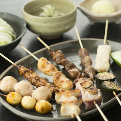 炭火で香ばしく焼き上げる、博多伝統の焼き鳥