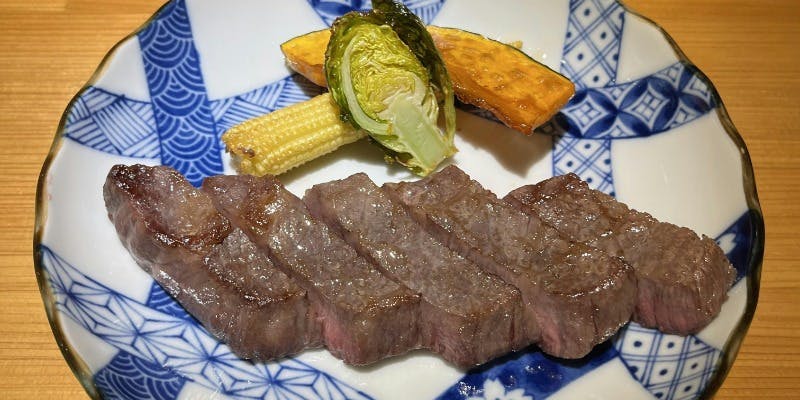 【おもてなしコース】ディナーメニューがお得に楽しめる、選べるメインなど全七品＋選べる3杯ドリンク付き