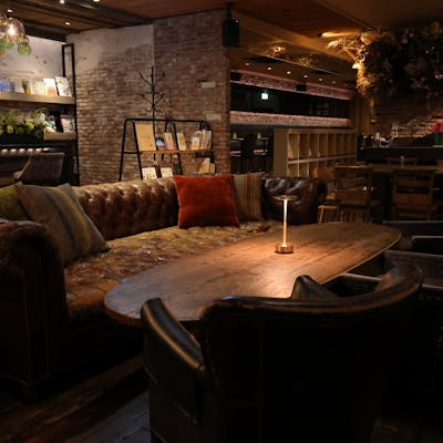 レンガと木目を基調とした開放的な空間でゆったりと過ごす