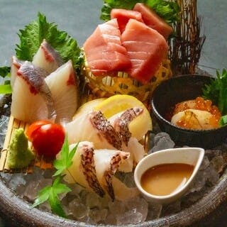 新鮮な魚と朝引き鶏の串焼き