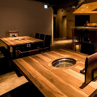 黒と木目を基調とした和モダン空間