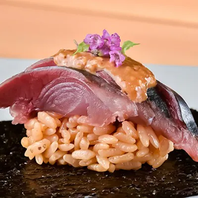 その日に美味しい旬の鮮魚をとこだわりのシャリで握る鮨