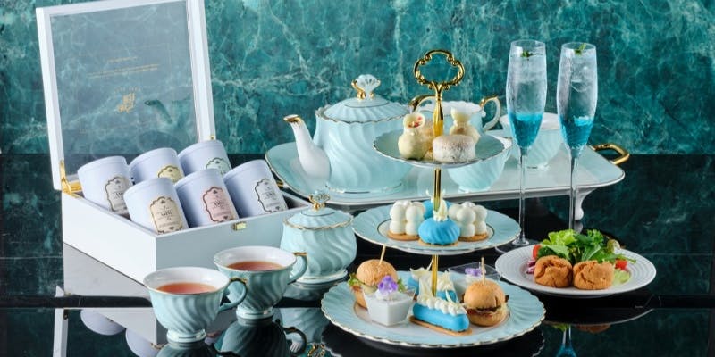 【1日5組限定】青と白をテーマカラーにした全9種のスイーツとセイボリー ウェルカムドリンク付き