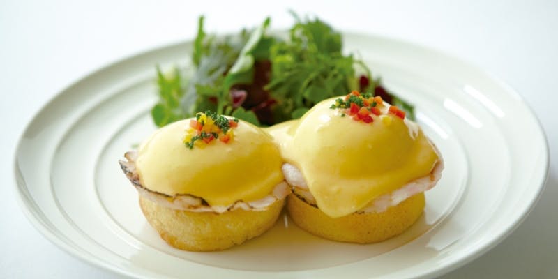 【ハーフ＆ハーフ】エッグベネディクトとパンケーキorフレンチトーストなど＋1ドリンク