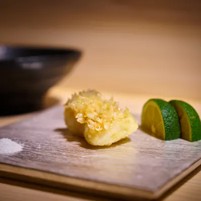季節の食材を使った揚げたての天ぷら