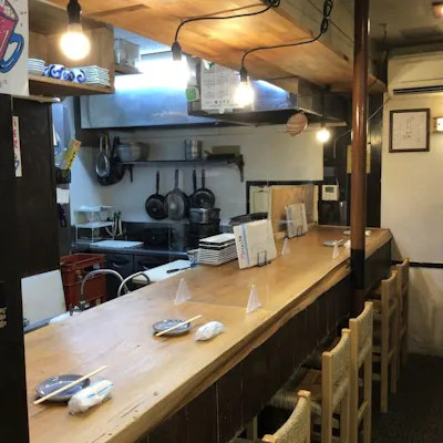 カウンター席で気軽に一人飲み