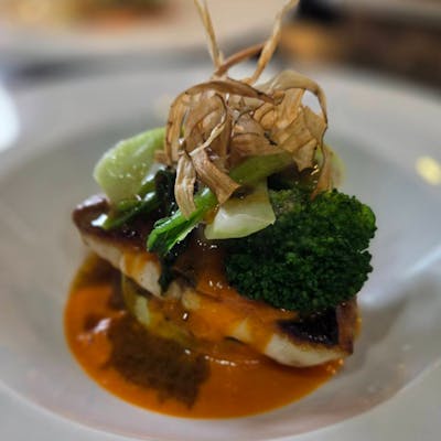 朱色の外観が印象的な宮本亭では