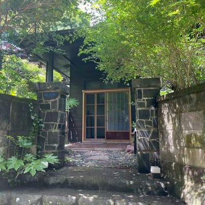 喧騒を離れた閑静な一角。上質な和の空間で美食を愉しむ、大人のための隠れ家。