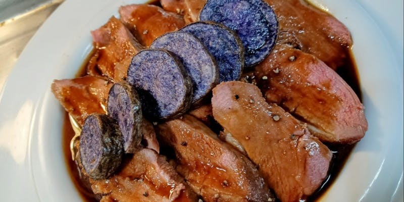 贅沢を楽しむプレミアムコース（名物カニパイ、お造り、フォアグラを添えた肉料理など）