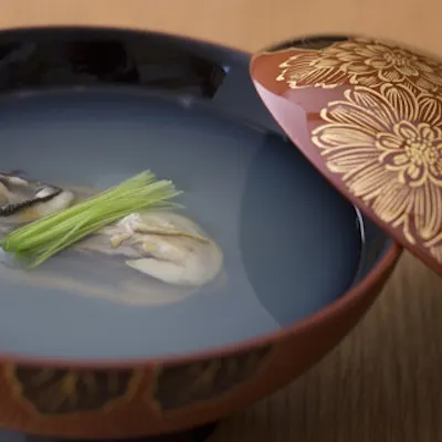 牡蠣の旨み、澄んだ一椀に
