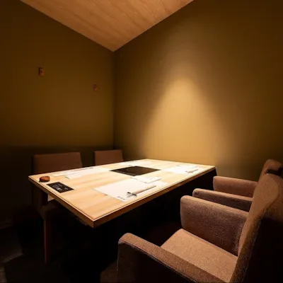 自然素材が包み込む落ち着きの大人個室。接待・会食や宴会、大切な日のデートにも