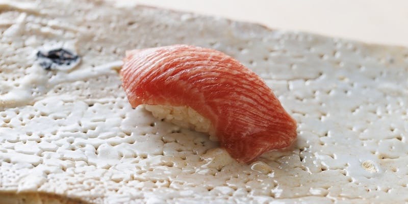 夜のおまかせコース 大将の経験に裏打ちされた珠玉の握りと旬の逸品で優雅な宵を