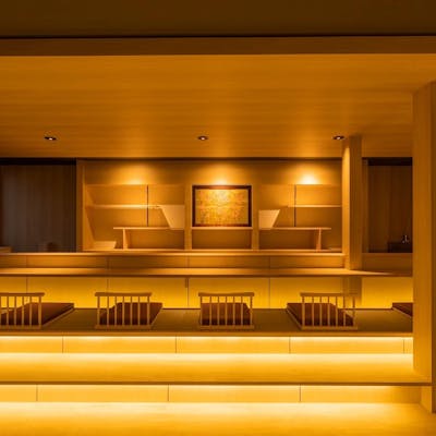 木目調の洗練された空間で、食事や会話を心ゆくまで堪能