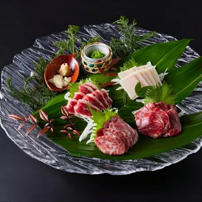 当店自慢の馬刺し盛り合わせをぜひご賞味ください