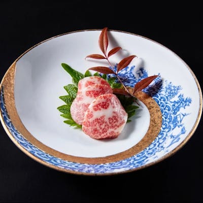 しっかりとした脂身と深い旨みを堪能できる、熊本県産の上質馬肉