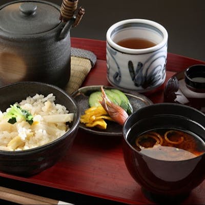 旬の魚介を活かした会席と寿司料理