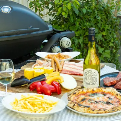 夏は緑感じる解放的なテラスで本格BBQ、雨でも安心な屋根付きテラスも