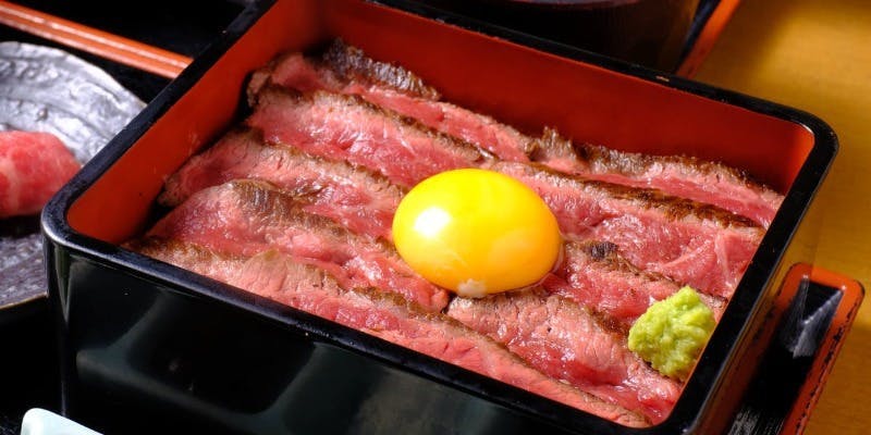 平日ランチ限定【神戸牛ステーキ重 赤身】サラダ・スープ付き　