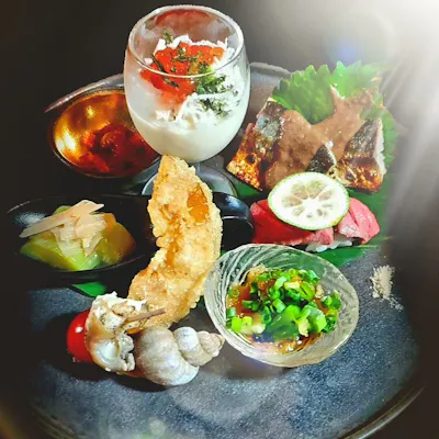 旬の息吹を感じる一期一会のコース。産地直送の厳選食材と極上手打ちうどんの饗宴
