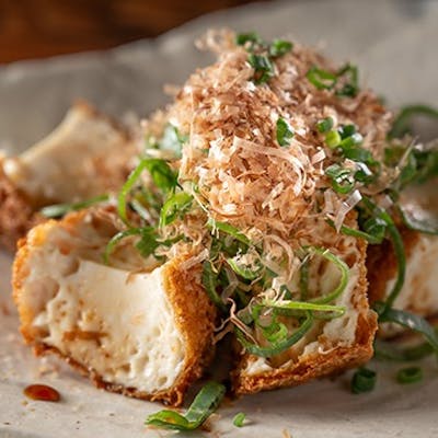 四季の移ろいを一皿に。厳選された旬の食材が織りなす、滋味豊かな和食。