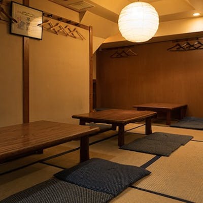 駅前の喧騒を忘れる、地下の静寂。大人が自分に還るための、特別な一軒。