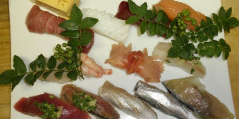 【おまかせコース】（13,200円）こだわりの鮨と逸品などを堪能