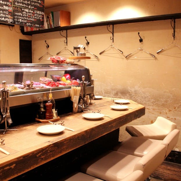 カウンターのみのアットホームな店内