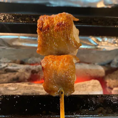 一本ずつ丁寧に串打ちをし、炭火で焼き上げる本格焼鳥