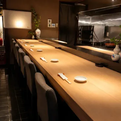 店主の手仕事を間近に、ゆっくりと