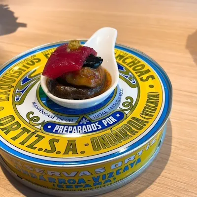 カラフルな缶詰を使ったユニークな料理