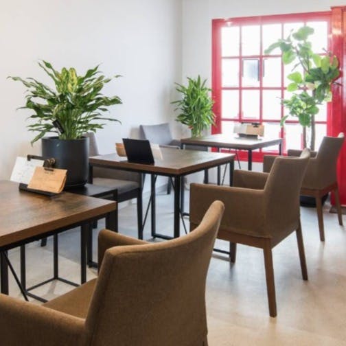 落ち着いた雰囲気の店内空間