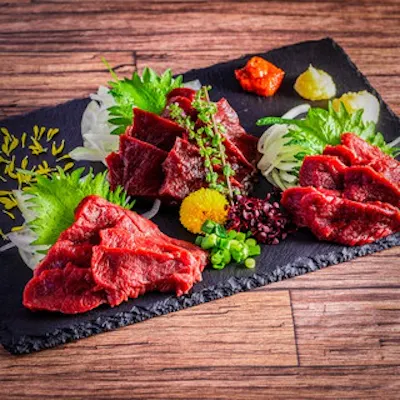 一度食べたら忘れられない、契約牧場からの直送の新鮮生馬刺し