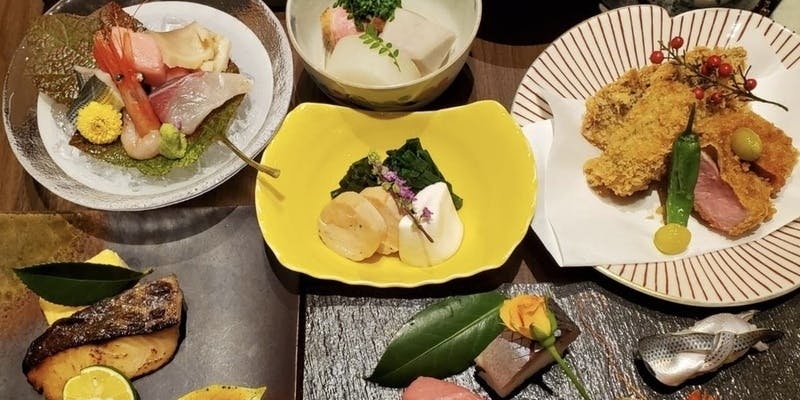 霜月 先付から前菜、刺身、ご飯物、デザートなど、全10品の多彩な料理が味わえる贅沢プラン