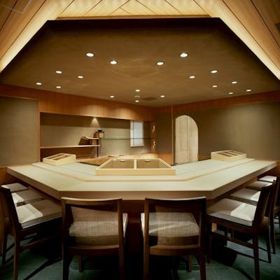 落ち着いた和の雰囲気の店内