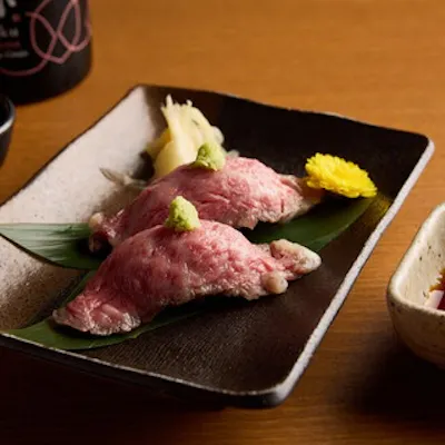 黒毛和牛の握り寿司は日本酒との相性抜群
