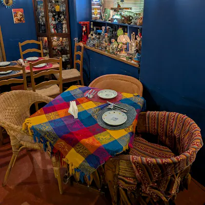 カラフルで活気ある店内