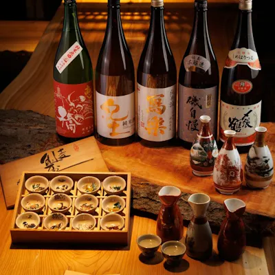 全国の老舗酒蔵から揃えた、日本酒の数々。
