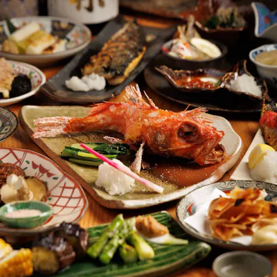 漁港直送の「旬魚」と「飛騨牛」を、炭火炉端で。