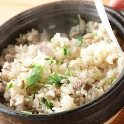 季節の旬の食材を使った土鍋炊き込みご飯