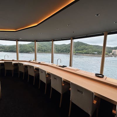 穏やかな海を望む、隠れ家空間