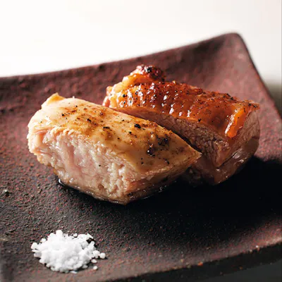 厳選地鶏を備長炭で焼き上げる至高の一本