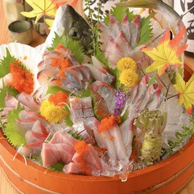 陸上養殖で育ったカワハギと活魚を使用した豪華刺盛り